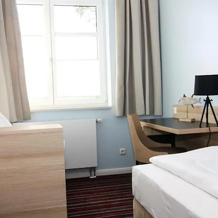 In The Avalon Bellevue, Φέμαρν