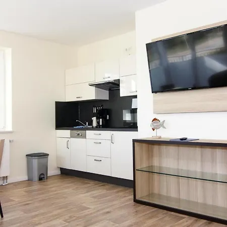 In The Avalon Bellevue, * Φέμαρν